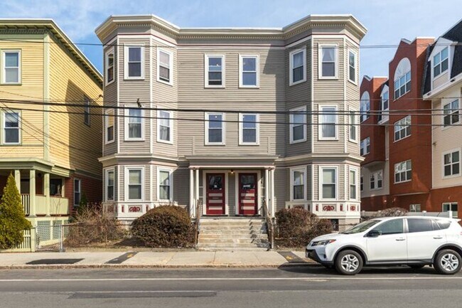 Building Photo - Huge 3 bed with in-unit laundry.