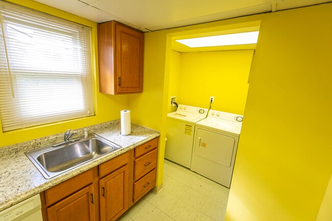 Building Photo - 5501 Auth Rd