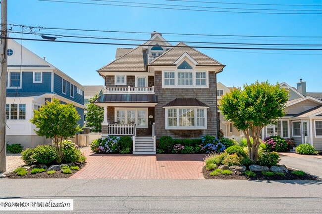 Building Photo - 565 Trout Ave