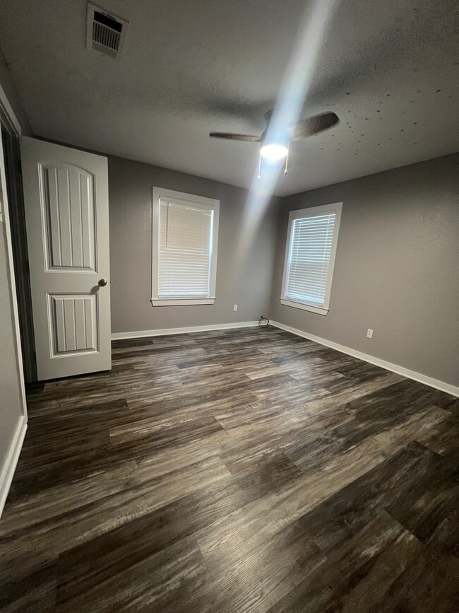 Building Photo - 557 E Elm St