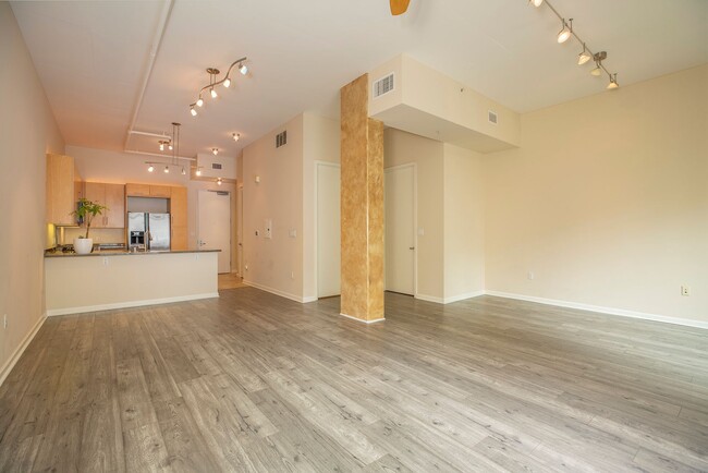 Building Photo - Stunning & Spacious Condo with 2 Parking S...