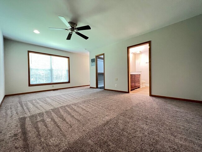 Building Photo - Great on Gardenview!