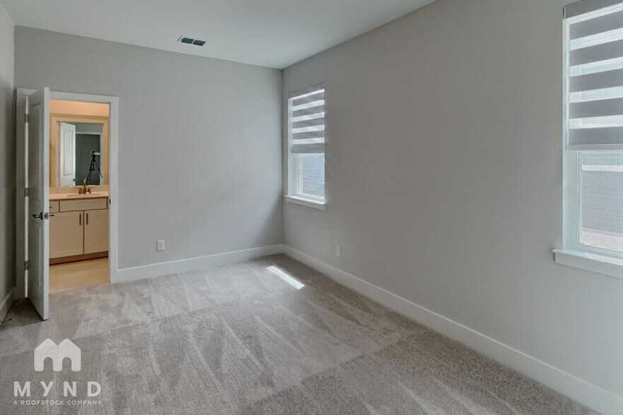 Building Photo - 3012 Eleanor Dr