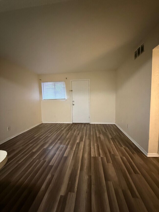 Building Photo - ALL UTILITIES INCLUDED in Cozy and Convenient 1 bedroom