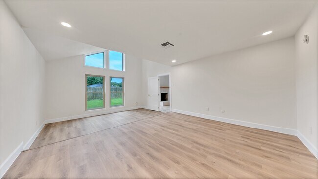 Building Photo - 2407 Bradford Dr