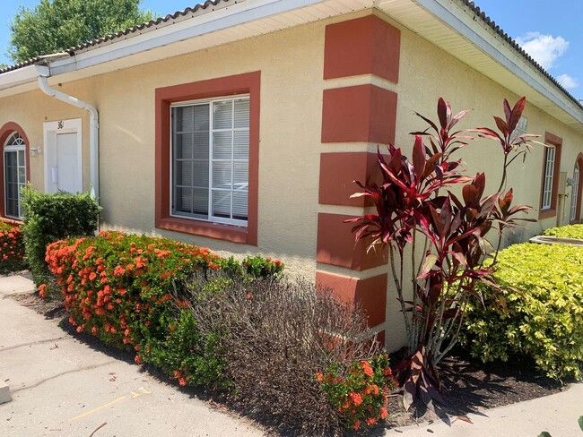 Building Photo - 2 Bedroom 2 Full Bath Townhome in LAKE MAR...