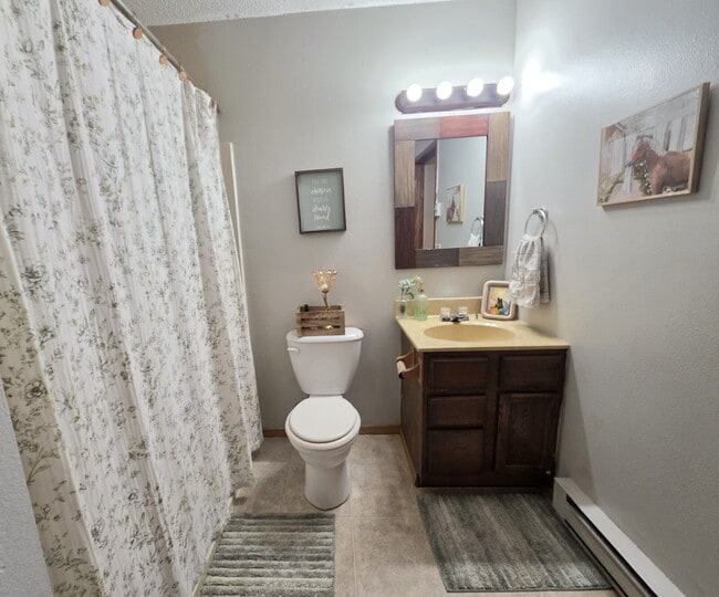 Building Photo - 2 Bedroom, 1 Bathroom with Attached Garage & Patio