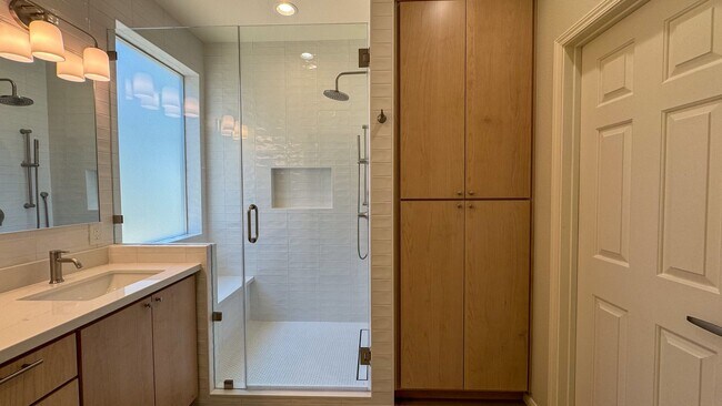 Building Photo - Discover your dream home in the heart of H...