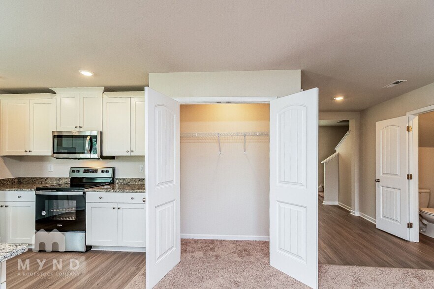 Building Photo - 265 Royal Mdw Dr