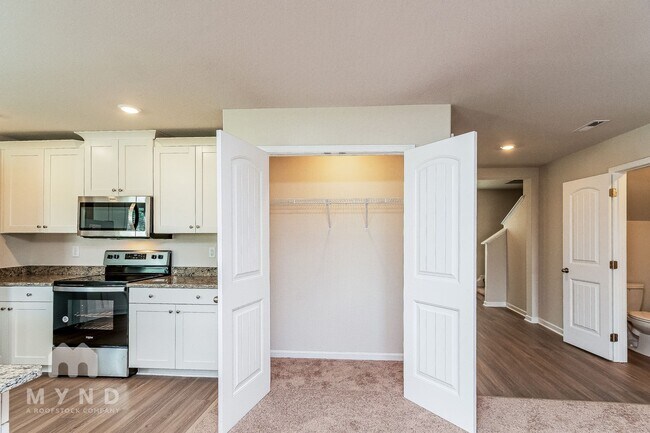 Building Photo - 265 Royal Mdw Dr