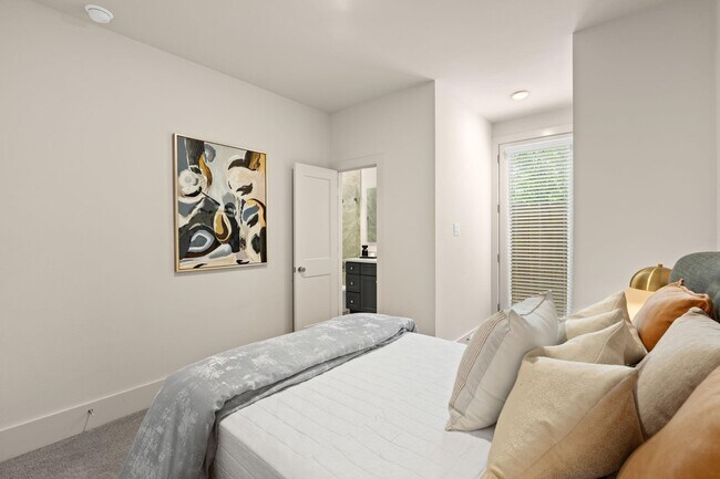 Building Photo - 1042 Homer St