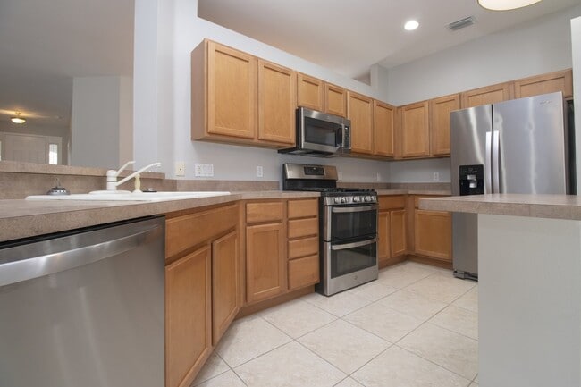 Building Photo - 4 bedroom 3 Bath Pool home in Lakewood Ran...
