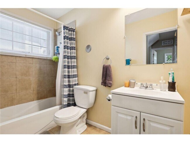 Building Photo - LOCATION LOCATION LOCATION! 5BD / 2BA Available 9/1/26!