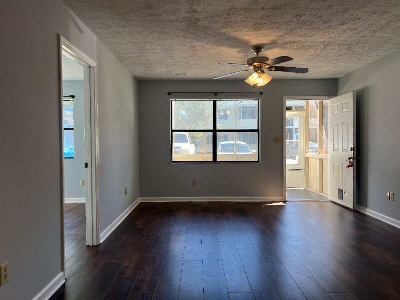 Building Photo - 1240 Shalom Dr