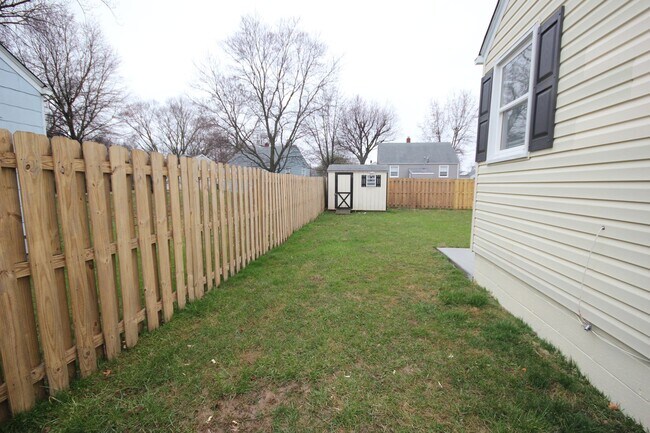 Building Photo - Renovated 2 Bedroom, 1 Bath Single-Family Home