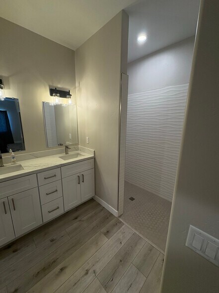 Building Photo - 2820 Palisades Dr
