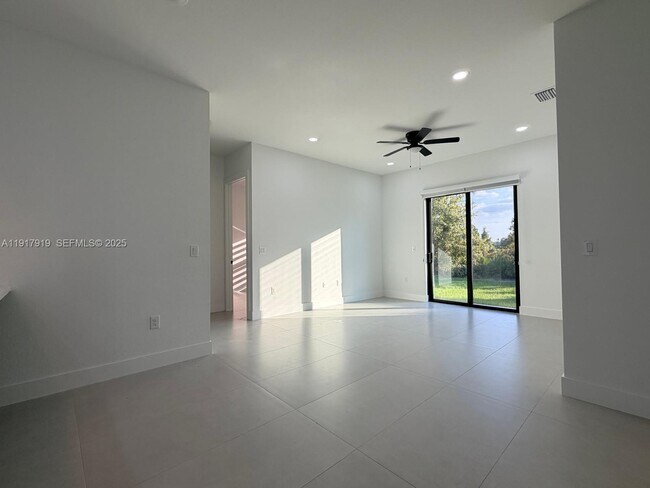 Building Photo - 1144 Mobley St E