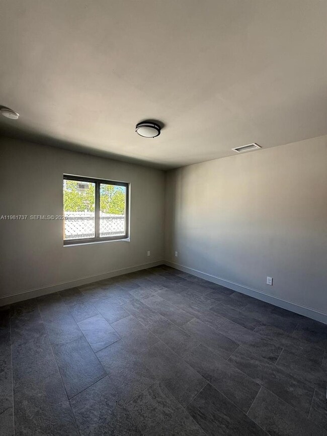 Building Photo - 2810 NW 9th Ct