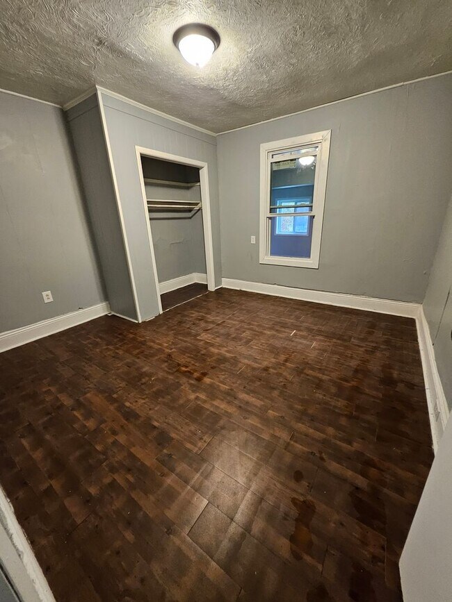 Building Photo - Upper 3 bedroom unit