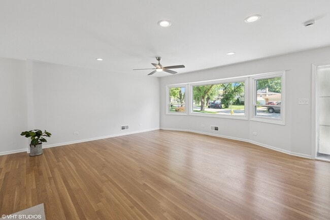 Building Photo - 30 Crescent Dr