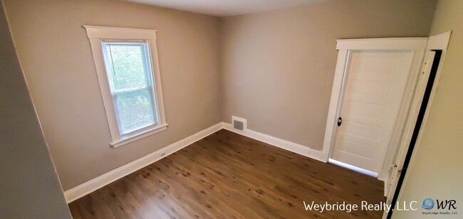 Building Photo - Very nice!! 3 Bedroom 1.5 Bath House in Ea...