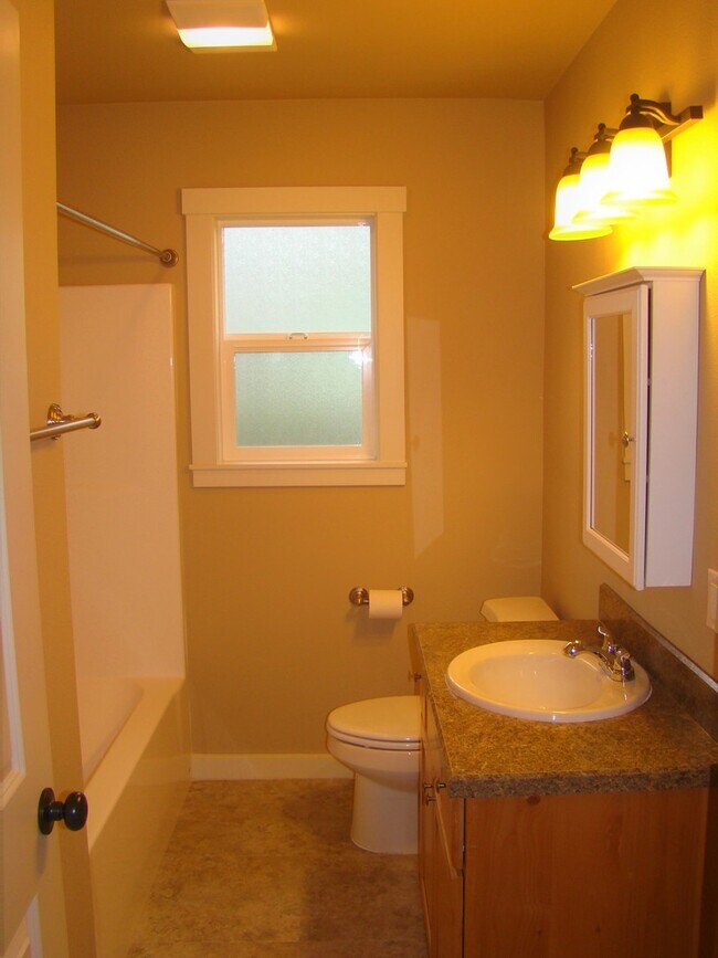 Building Photo - Charming 3 bedroom, 2 bath home