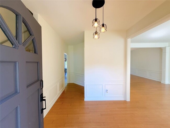 Building Photo - 3730 Longlake Dr