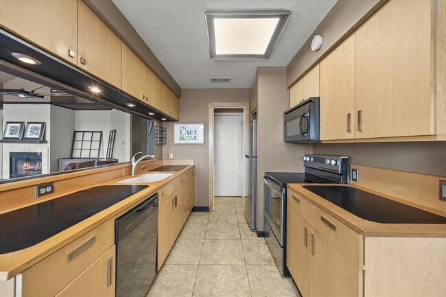Building Photo - 560 Yacht Club Dr