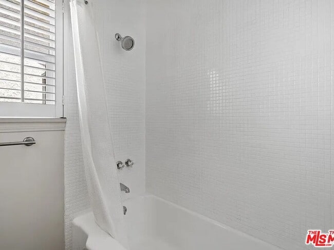 Building Photo - 908 Venezia Ave