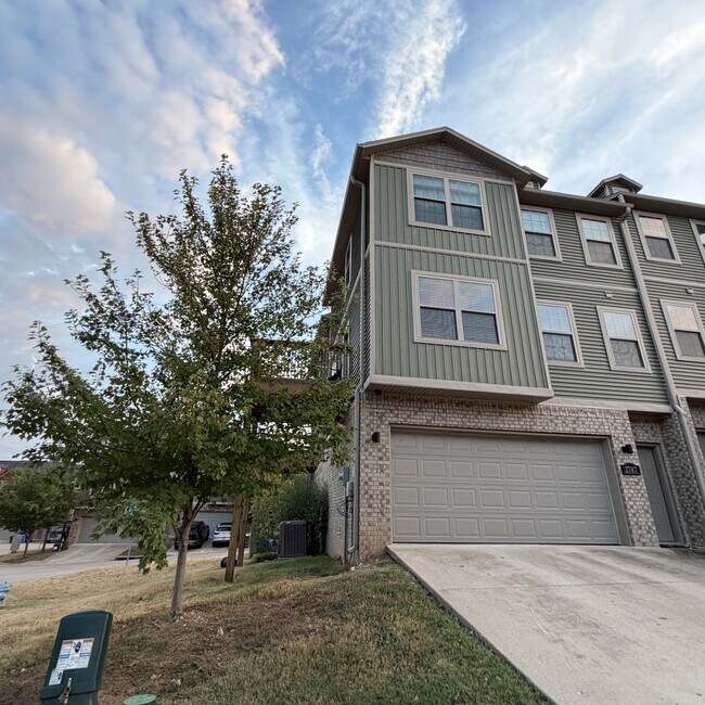 Building Photo - 2787 W Blackstone Crossing