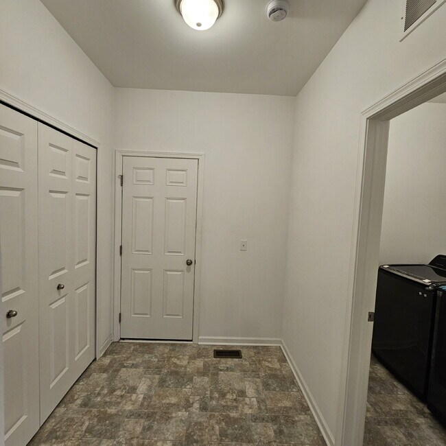 Building Photo - 4 bedroom, 3 full bathrooms, 2 car garage ...