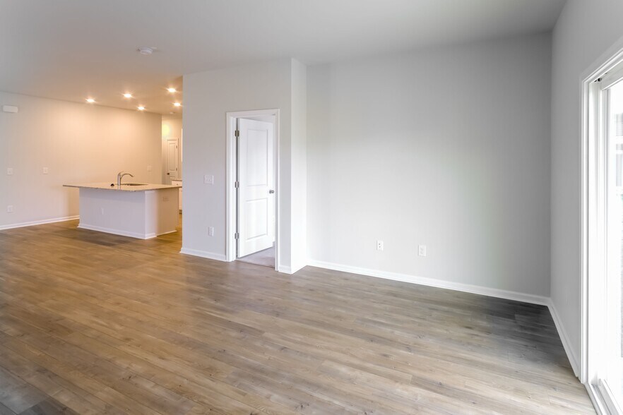 Building Photo - 709 Watercliff Dr