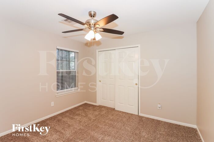 Building Photo - 5914 Rosemary Circle