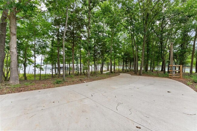 Building Photo - 151 S Pointe Dr