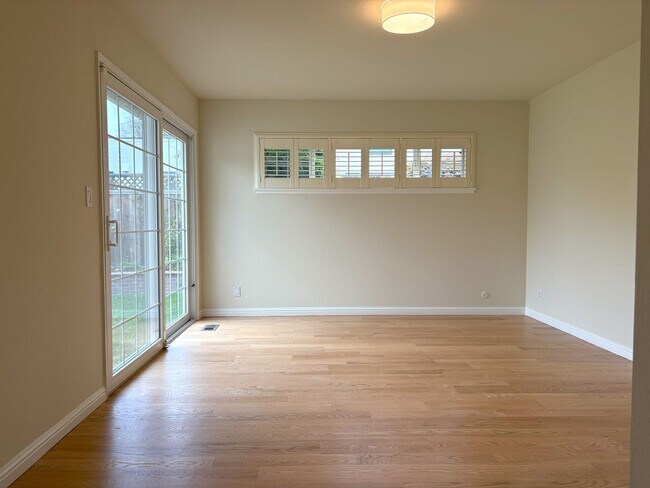 Building Photo - Beautifully Updated 4-Bedroom Home in Prime Mountain View Location!
