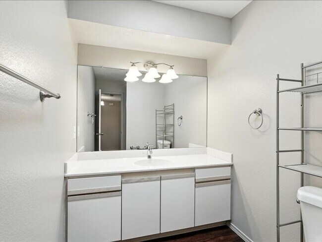 Building Photo - For Rent | 3 Bed | 2 Bath | Fireplace | Pr...