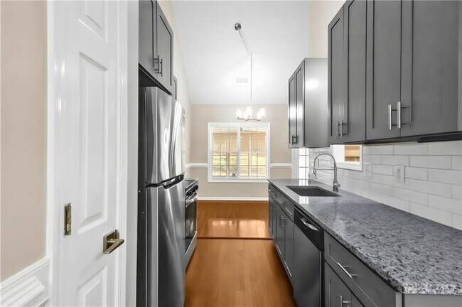 Building Photo - 125 York Ln