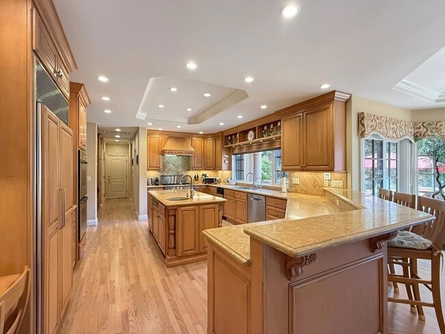 Building Photo - 1526 Hillview Dr