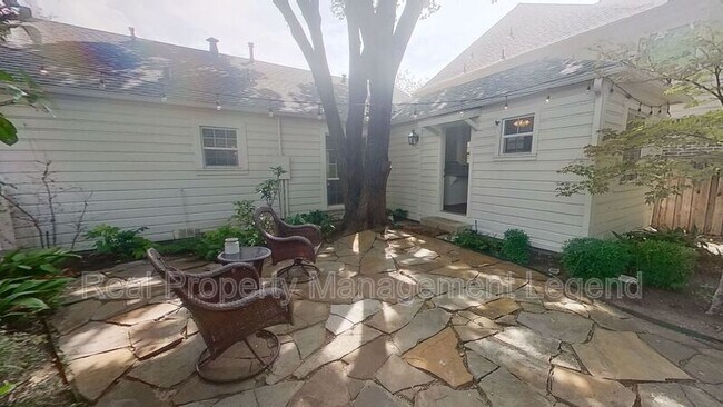 Building Photo - 5739 Kenwood Ave