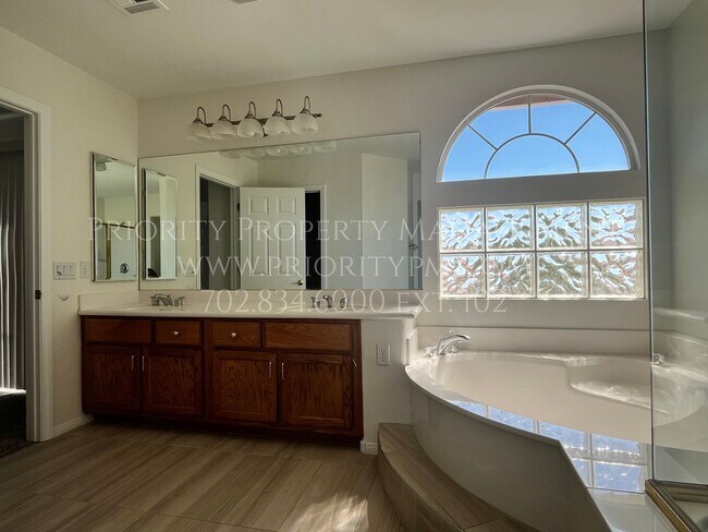 Building Photo - 10878 Royal Highlands St