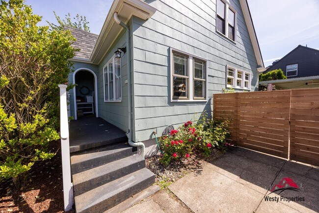 Building Photo - 3637 NE Alameda St