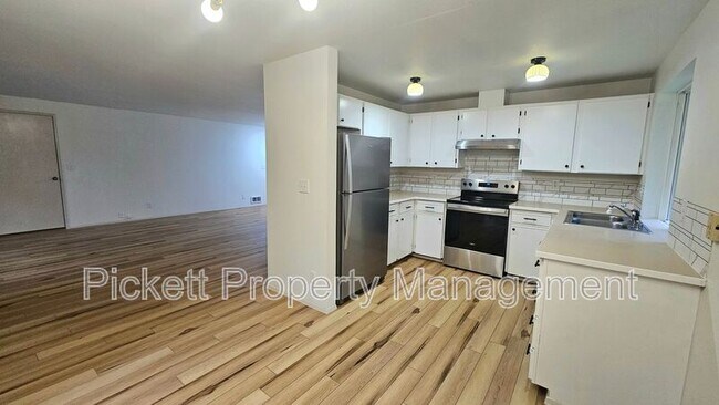 Building Photo - 6449 Lewis NE Dr