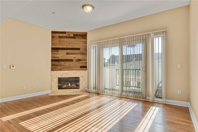 Building Photo - 12916 Moorpark St