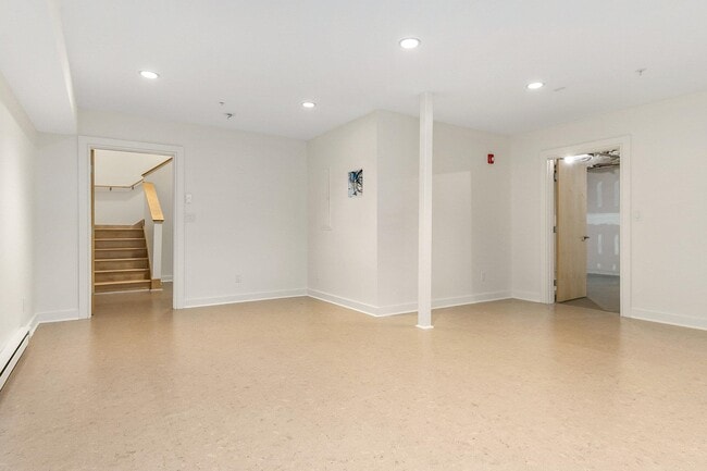 Building Photo - 677 Dennett St