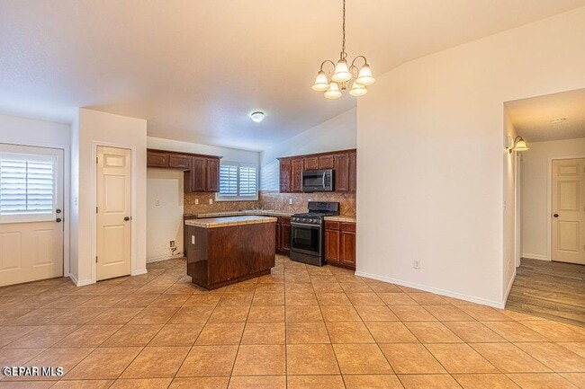 Building Photo - 2080 Shreya St