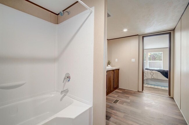Building Photo - 146 Shadow Oak Dr