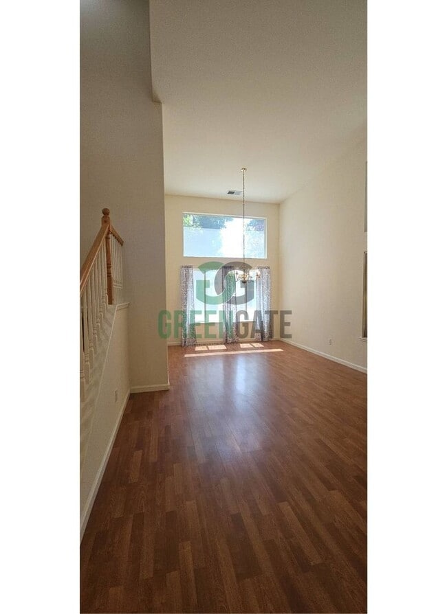 Building Photo - Beautiful 4 Bedroom, 3 Bathroom Home in Tr...
