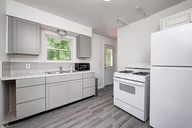 Building Photo - 4924 Rosslyn Ave