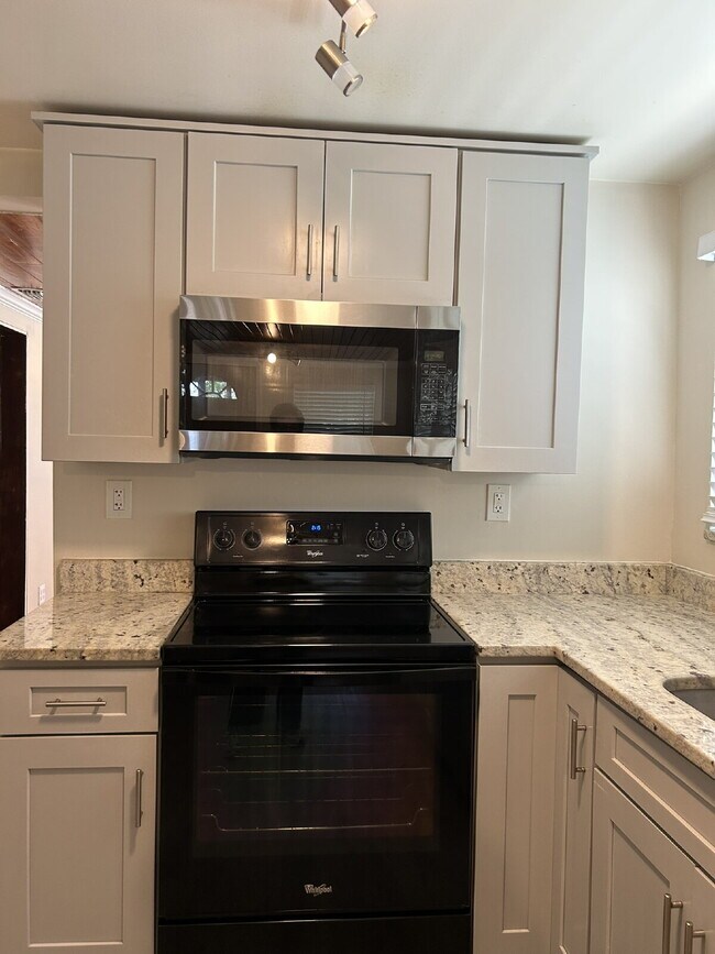 Building Photo - Fall in love with this beautifully maintained 3BR/2BA home!