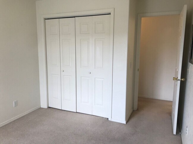 Building Photo - 2 Bedroom 2 Bath Centrally Located Condo